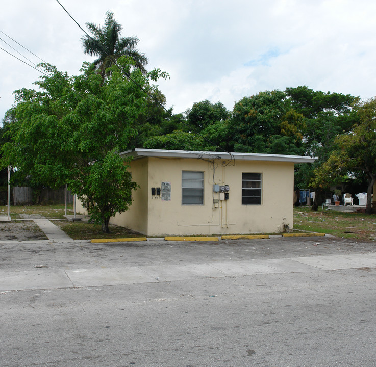 421-423 NW 13th Ave in Fort Lauderdale, FL - Foto de edificio