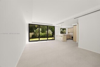 7498 SW 100th St in Pinecrest, FL - Foto de edificio - Building Photo