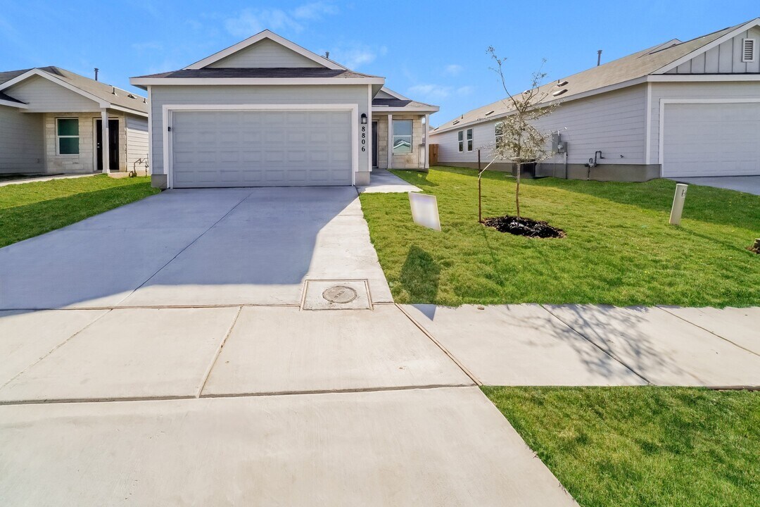 8831 Barrow Path in Converse, TX - Building Photo