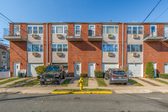 21-62 Francine Ct in Staten Island, NY - Building Photo - Building Photo