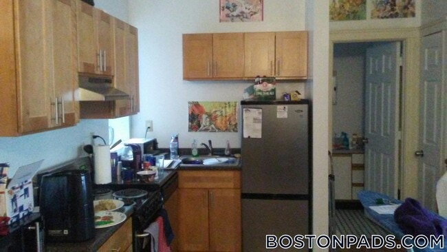 833 Beacon St, Unit 104 in Boston, MA - Foto de edificio - Building Photo