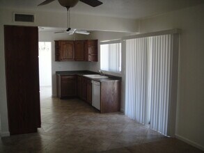 15831 N 23rd Dr in Phoenix, AZ - Foto de edificio - Building Photo