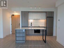 2495 Eglinton Ave W in Mississauga, ON - Building Photo