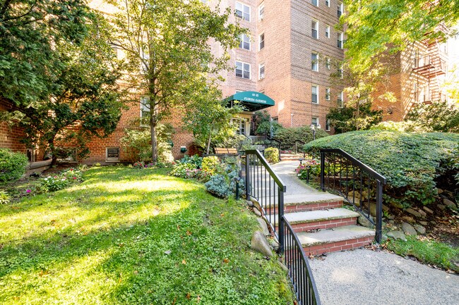 Florida Gardens in Briarwood, NY - Foto de edificio - Building Photo