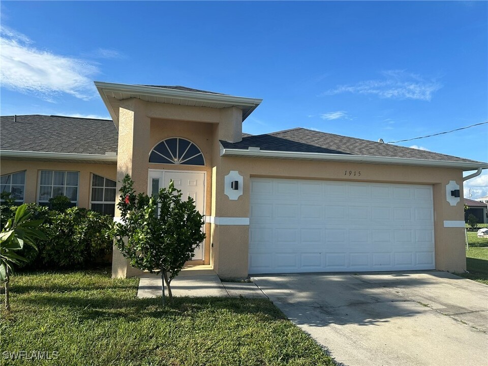 1915 SW 13th St in Cape Coral, FL - Foto de edificio