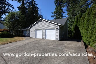 1306 SE Condor Pl in Gresham, OR - Foto de edificio - Building Photo