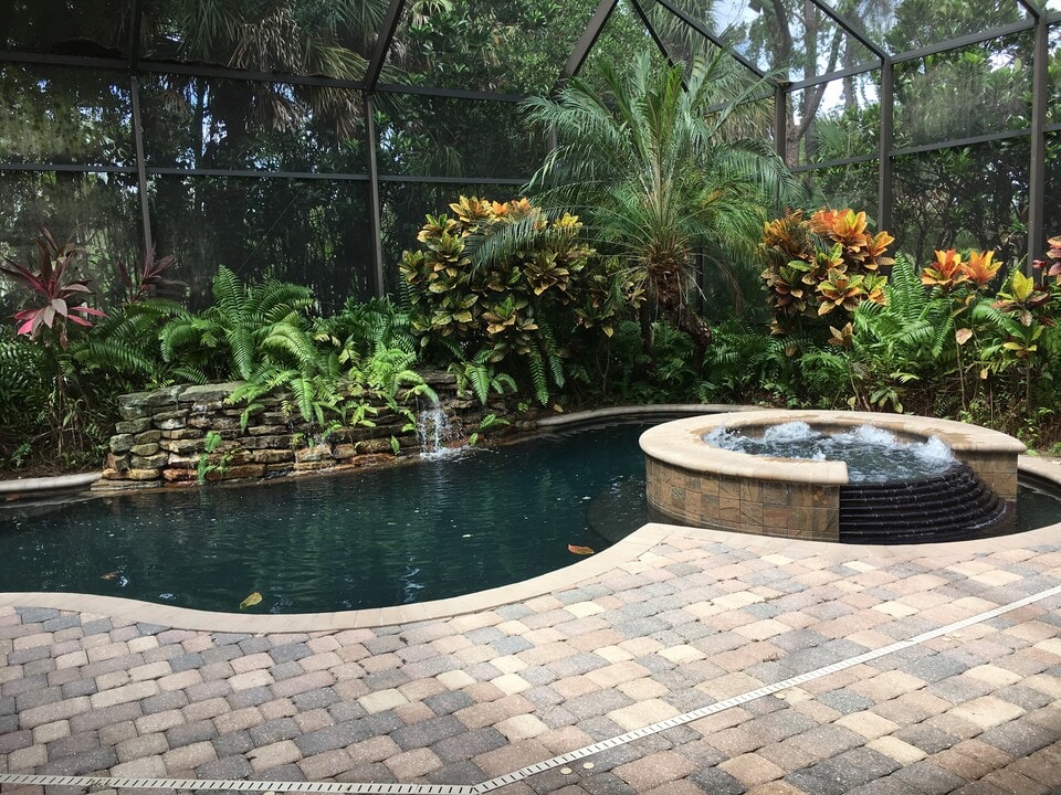 8509 S Lake Cir in Ft. Myers, FL - Foto de edificio