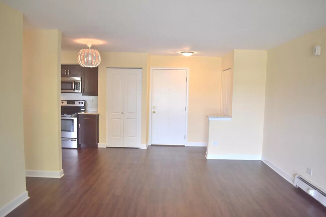 2226 S Goebbert Rd in Arlington Heights, IL - Building Photo - Building Photo