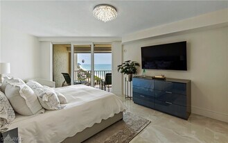 8111 Bay Colony Dr in Naples, FL - Building Photo