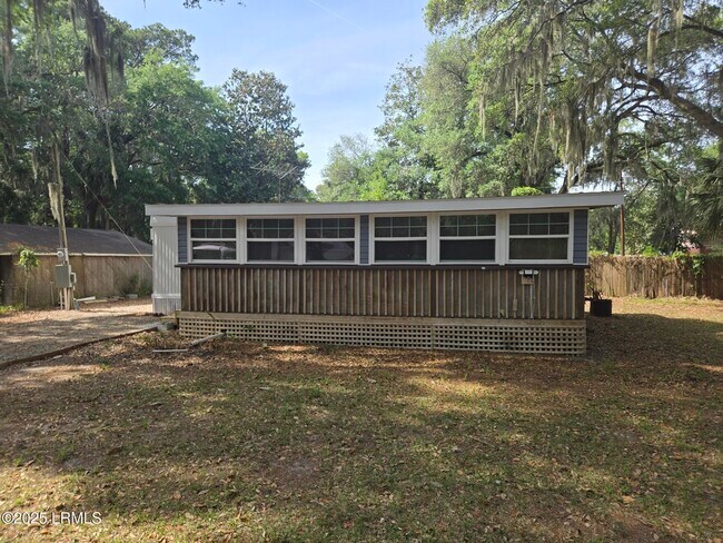 28 Mixon Rd in Saint Helena Island, SC - Building Photo - Building Photo