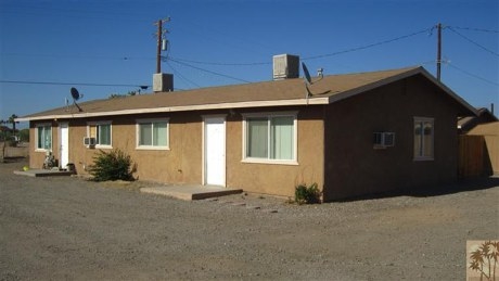 10330 E Vernon Ave in Blythe, CA - Foto de edificio - Building Photo