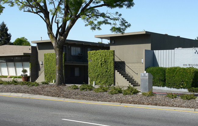 956 Woodside Rd in Redwood City, CA - Foto de edificio - Building Photo