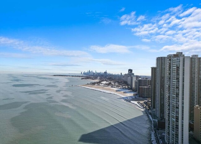 6171 N Sheridan Rd, Unit 1712 in Chicago, IL - Building Photo - Building Photo