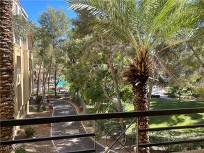 230 E Flamingo Rd in Las Vegas, NV - Foto de edificio - Building Photo