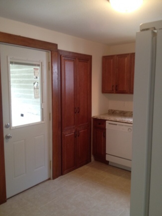 76 N West St in Hillsdale, MI - Building Photo - Building Photo
