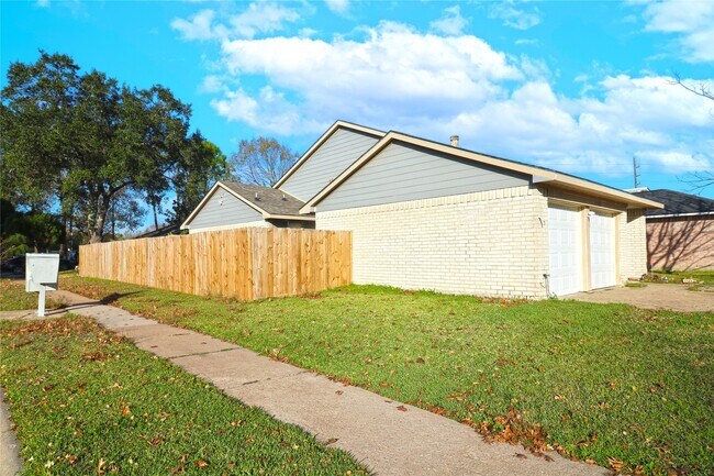 7603 Loro Linda Dr in Houston, TX - Building Photo - Building Photo