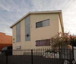 6208 S San Pedro St in Los Angeles, CA - Foto de edificio - Building Photo