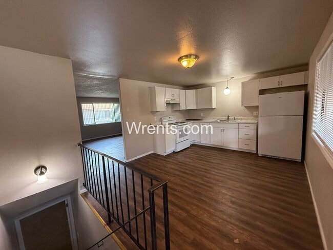 2320-2320 E Dalke Ave