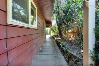 1717 SW Canby St in Portland, OR - Foto de edificio - Building Photo