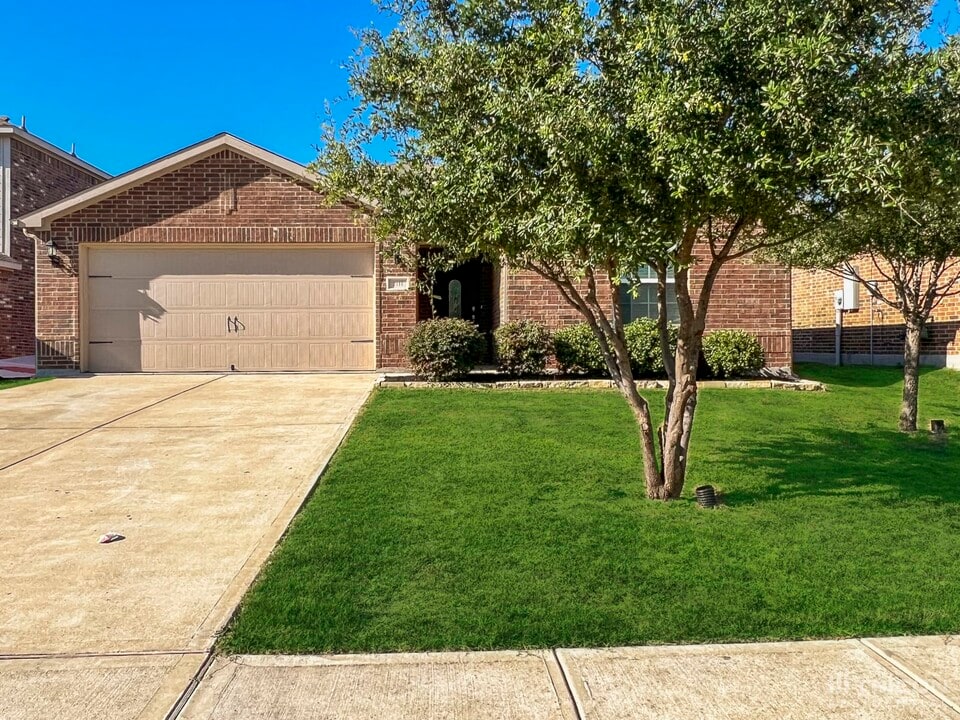 2111 Juniper Dr in Forney, TX - Building Photo
