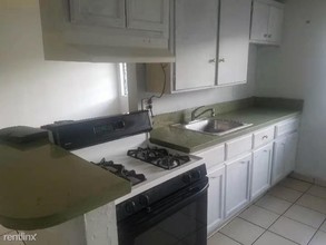 305 W Guinida Ln in Anaheim, CA - Building Photo - Building Photo