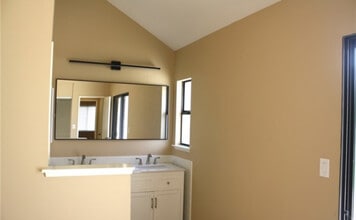 23418 Pomita Pl in Santa Clarita, CA - Building Photo - Building Photo