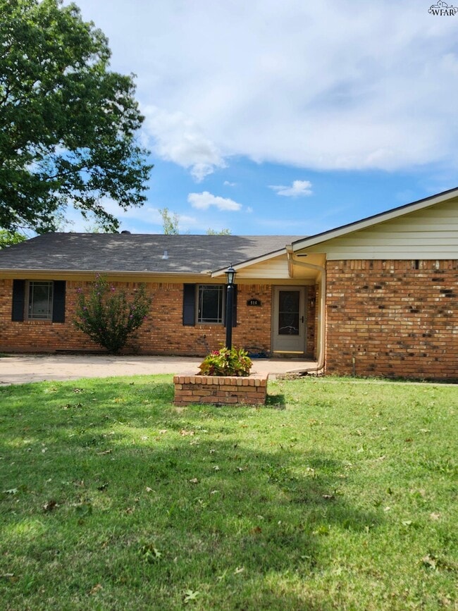 property at 916 Kiowa Dr