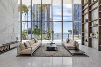 300 Biscayne Blvd Way in Miami, FL - Foto de edificio - Building Photo