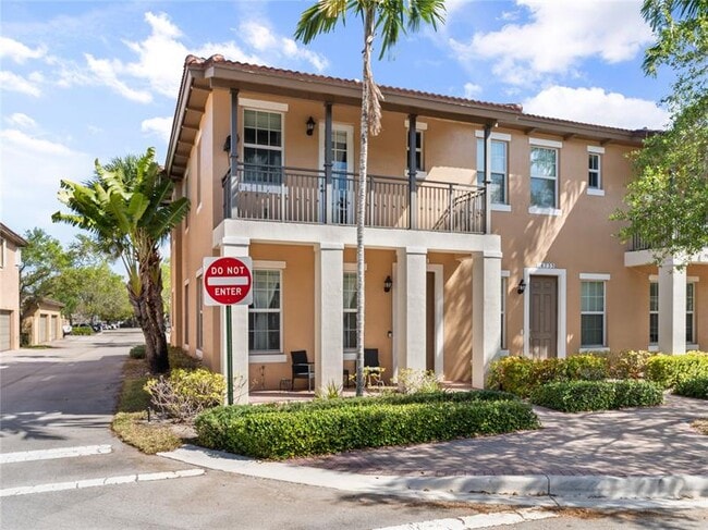 14741 SW 11th St in Pembroke Pines, FL - Foto de edificio - Building Photo