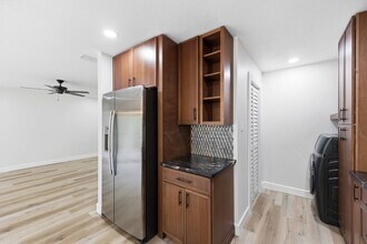 8753 Como Lake Dr in Jacksonville, FL - Building Photo - Building Photo