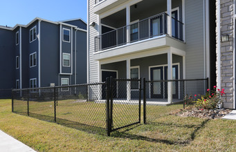 The Current at 37 Apartments in Corpus Christi, TX - Foto de edificio - Building Photo