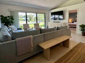 301 Club Dr in Palm Beach Gardens, FL - Building Photo