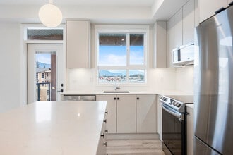 45505-45505 Campus Dr in Chilliwack, BC - Building Photo - Building Photo