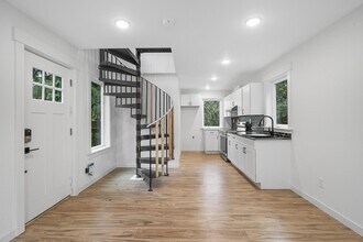 Stylish Portsmouth apartment by dining, pa in Portland, OR - Building Photo - Building Photo