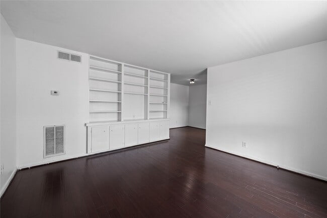 5123 Del Monte Dr in Houston, TX - Building Photo - Building Photo