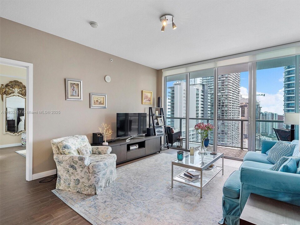 1111 SW 1st Ave in Miami, FL - Building Photo