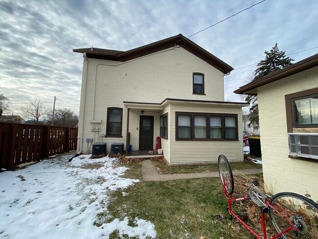 310 N Gilbert St in Iowa City, IA - Building Photo - Building Photo
