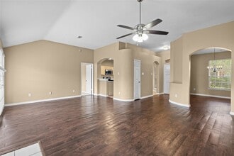 17819 Scenic Oaks Dr in Richmond, TX - Foto de edificio - Building Photo