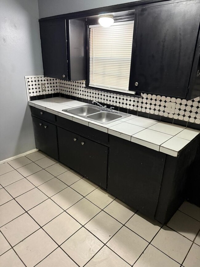 2107 49th St, Unit B in Lubbock, TX - Foto de edificio - Building Photo