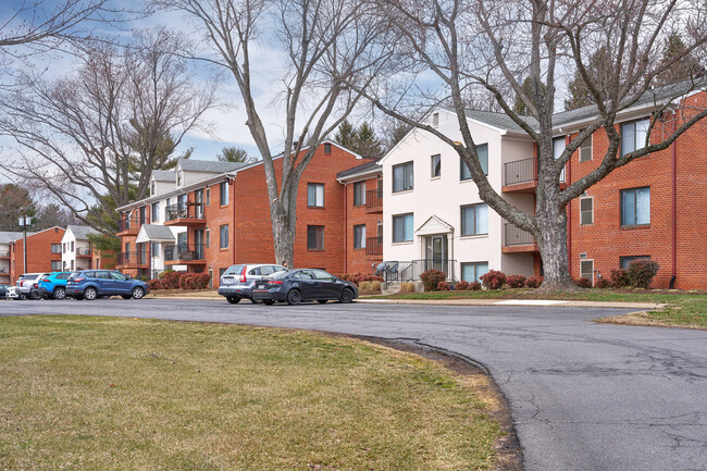 Country Club Green in Leesburg, VA - Building Photo - Building Photo