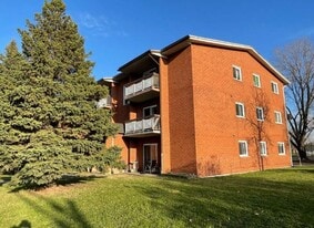 Silver Maple in Sault Ste Marie, ON - Building Photo