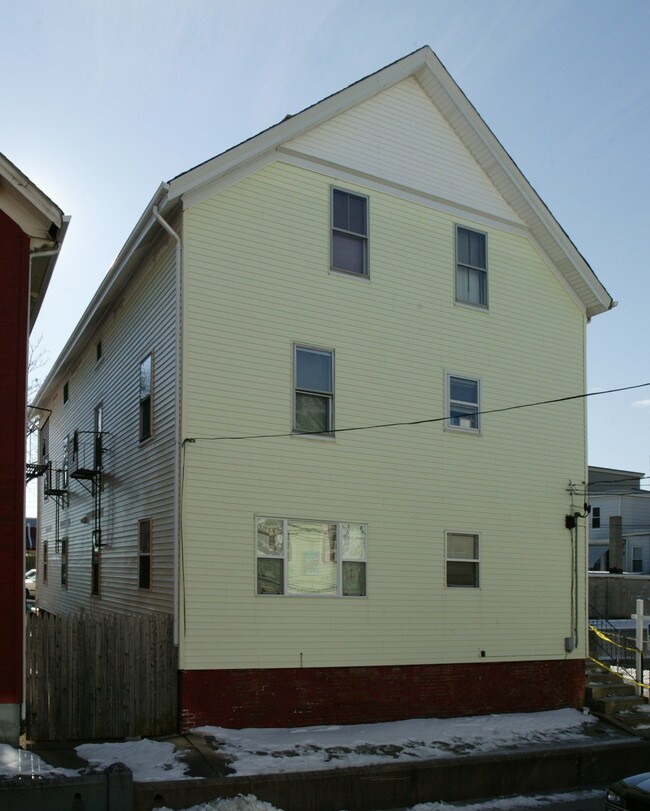 15 Walnut St in Central Falls, RI - Building Photo - Building Photo