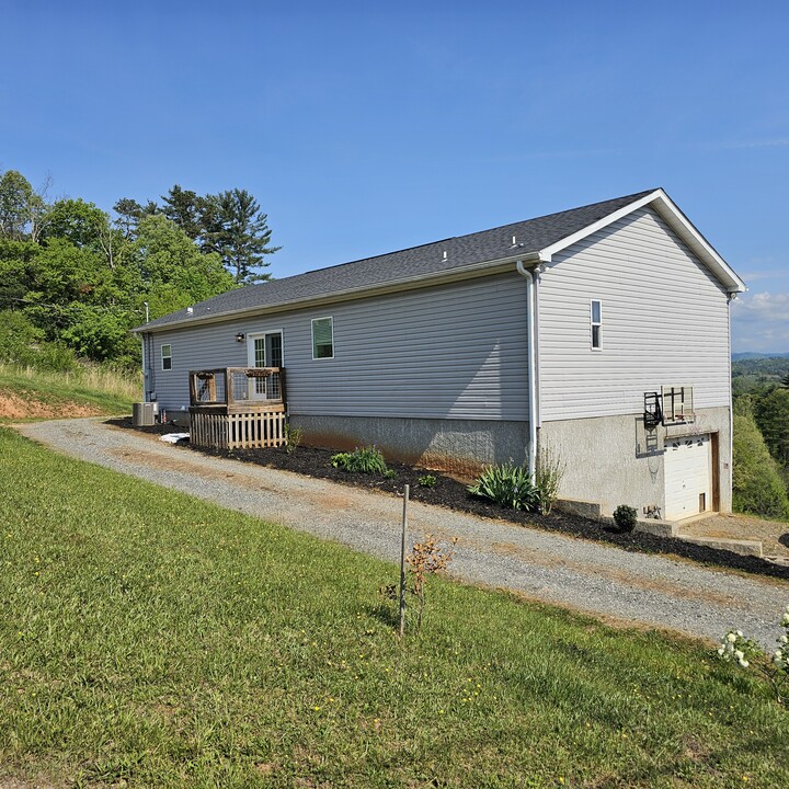 99 Ivy Overlook Rd in Marshall, NC - Building Photo