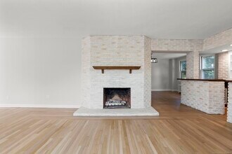 1070 Whitney Ave in Hamden, CT - Building Photo - Building Photo