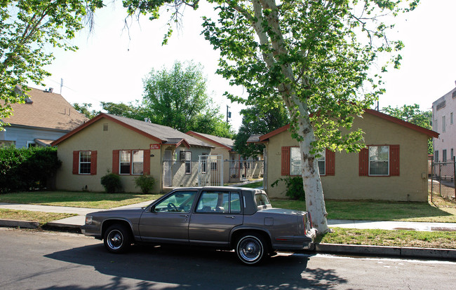 230-242 N Glenn Ave in Fresno, CA - Foto de edificio - Building Photo