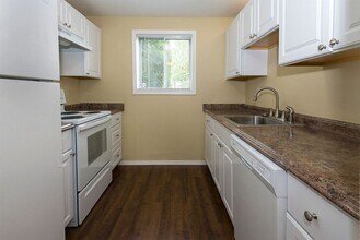 12400 SW Gingham Ln, Unit D in Beaverton, OR - Building Photo - Building Photo