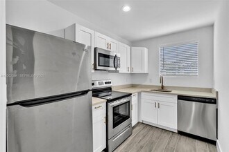 584 NW 35th St in Miami, FL - Building Photo - Building Photo