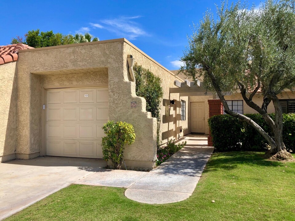 2345 Cherokee Way-Unit -125 in Palm Springs, CA - Foto de edificio