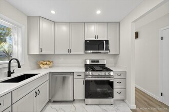 2211 Birchwood Pkwy in Woodridge, IL - Building Photo - Building Photo