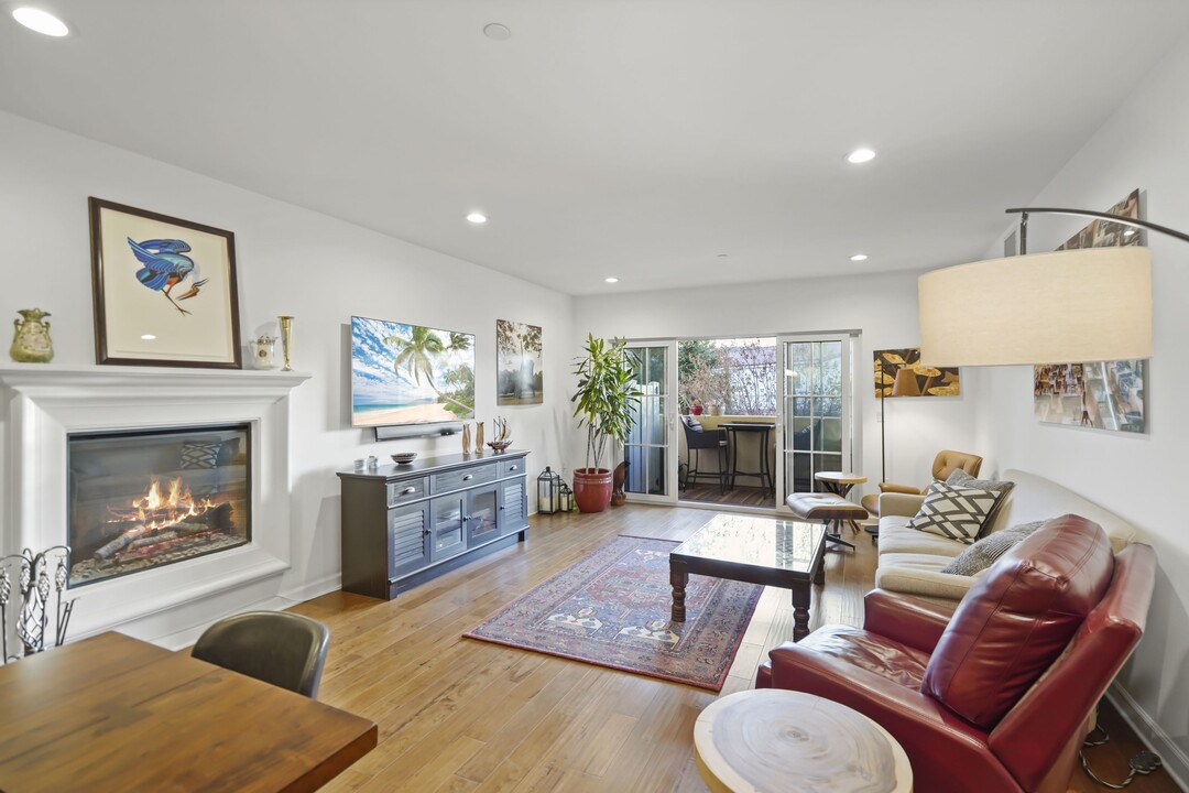 13308 Valleyheart Dr in Los Angeles, CA - Building Photo